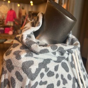 Leopard crowl sweatshirt